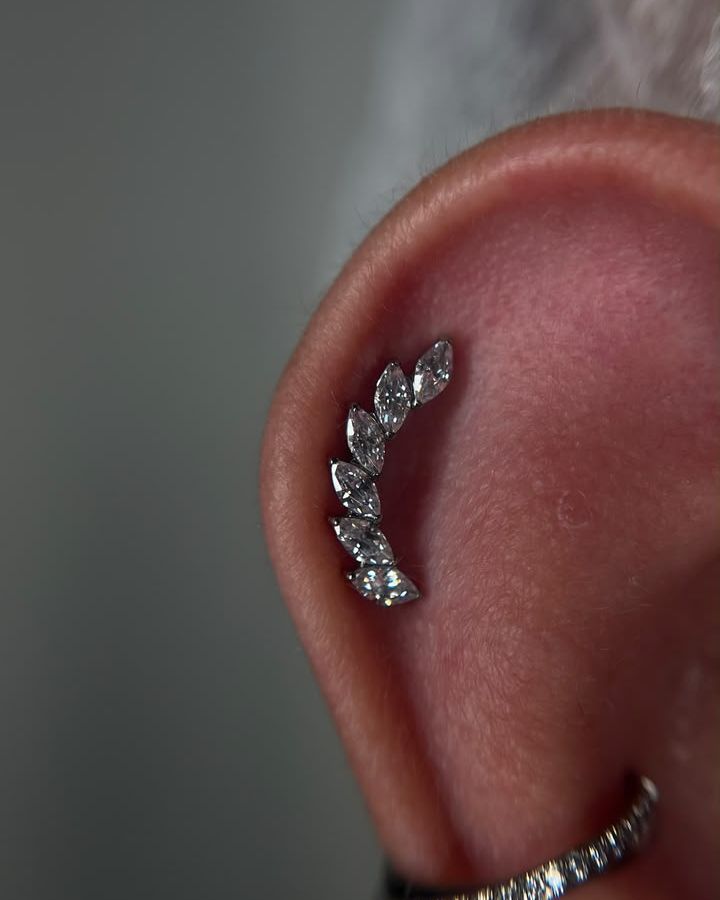 Piercing na orelha com joia em titânio, feito no Studio Petersen