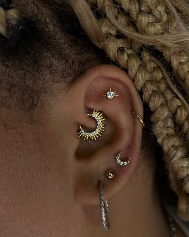 Piercing daith na orelha com joia dourada