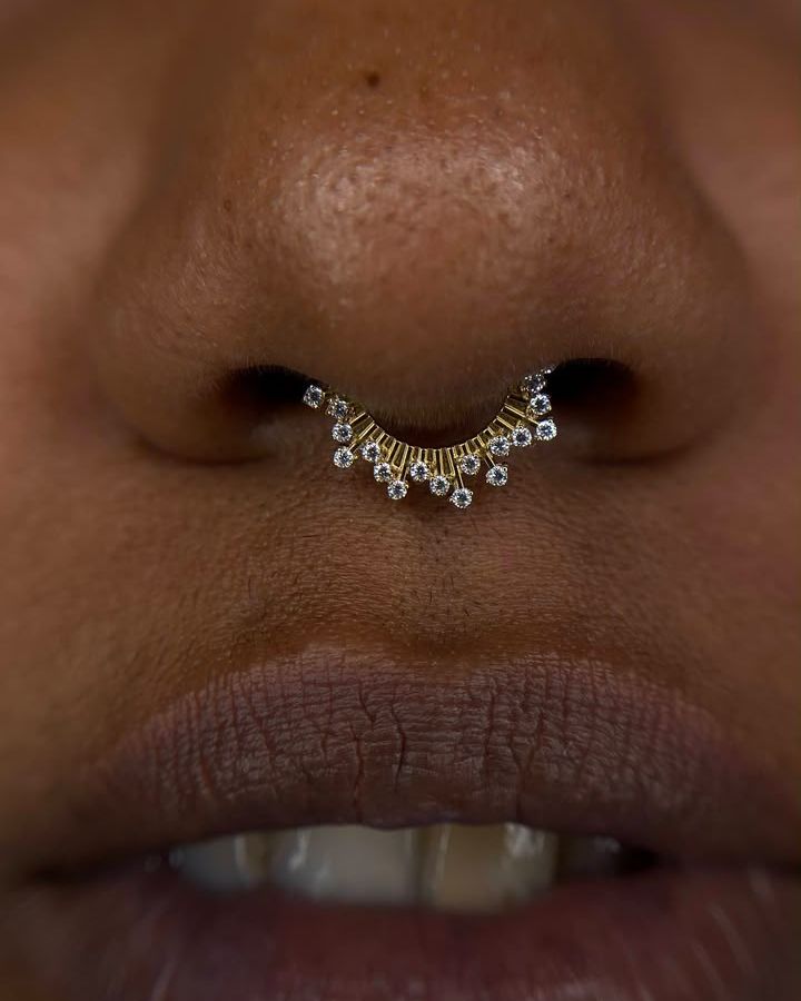 Piercing no septo com joia em titânio
