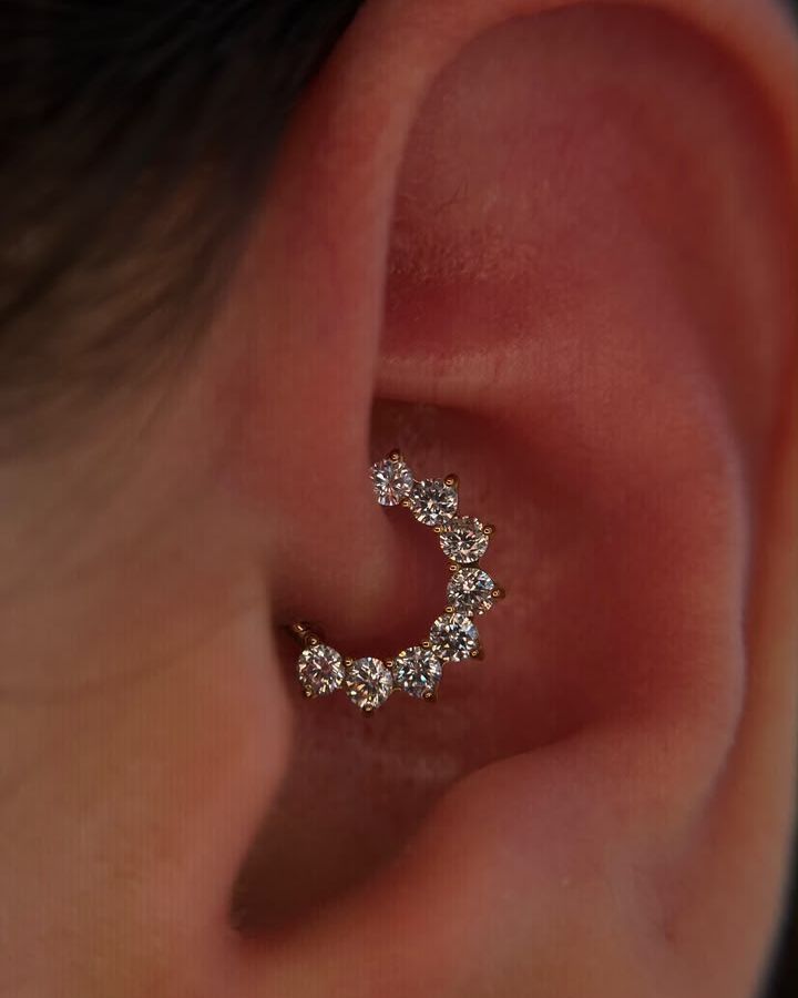 Piercing daith na orelha com joia cravejada