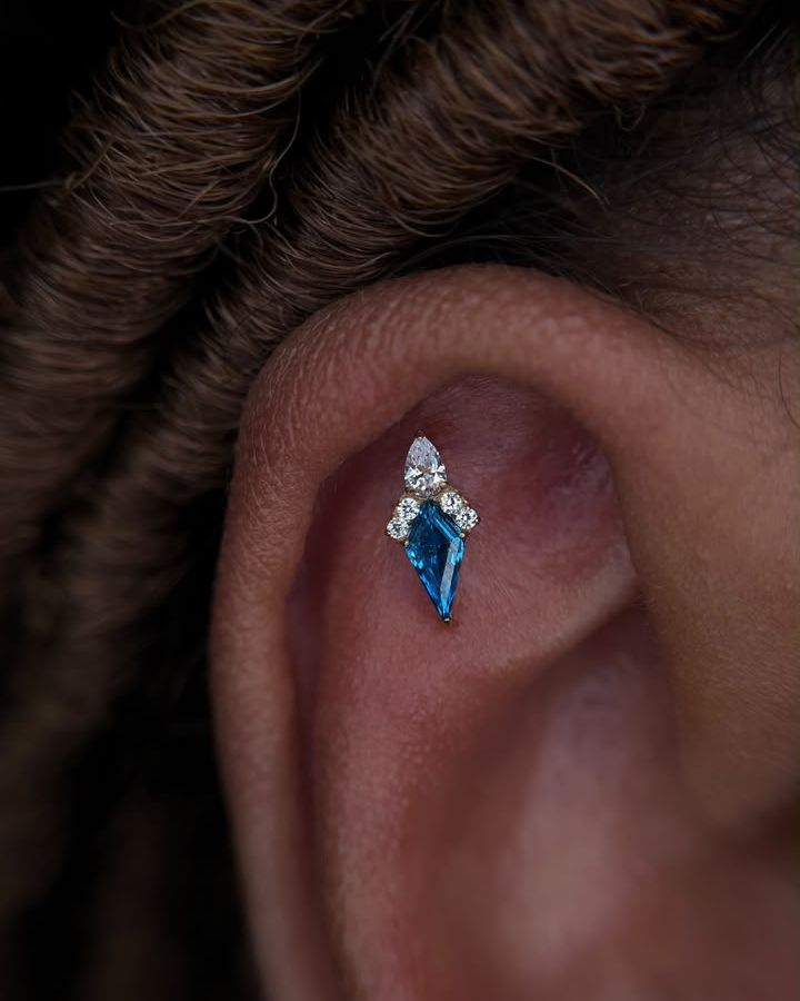 Piercing na orelha com joia azul
