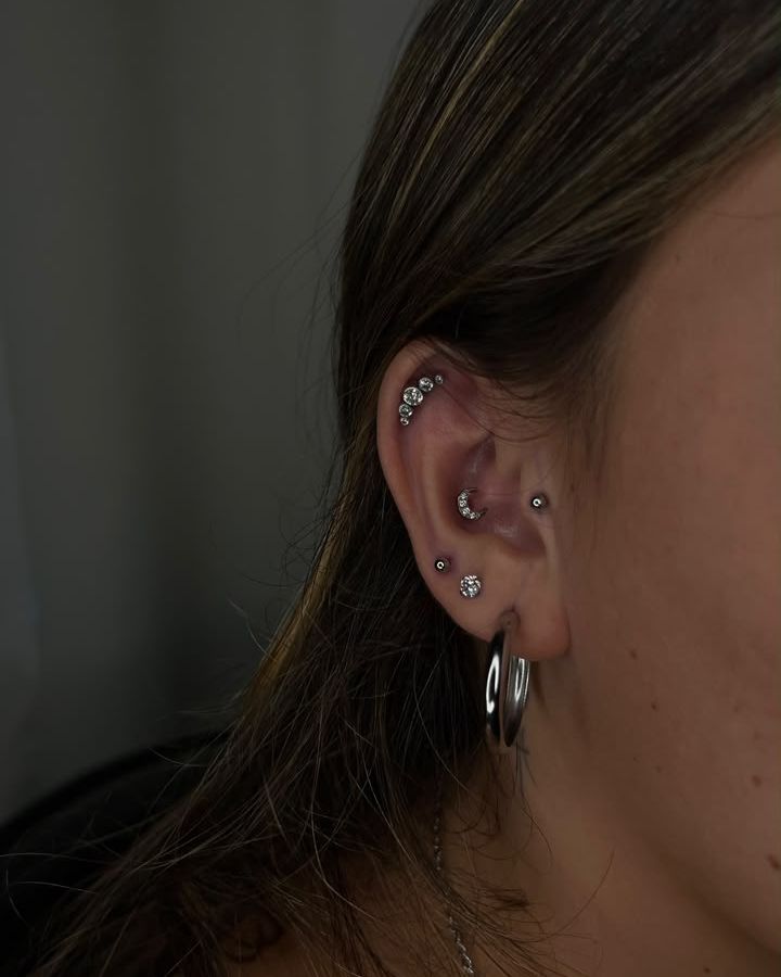 Piercing na orelha com joias em titânio