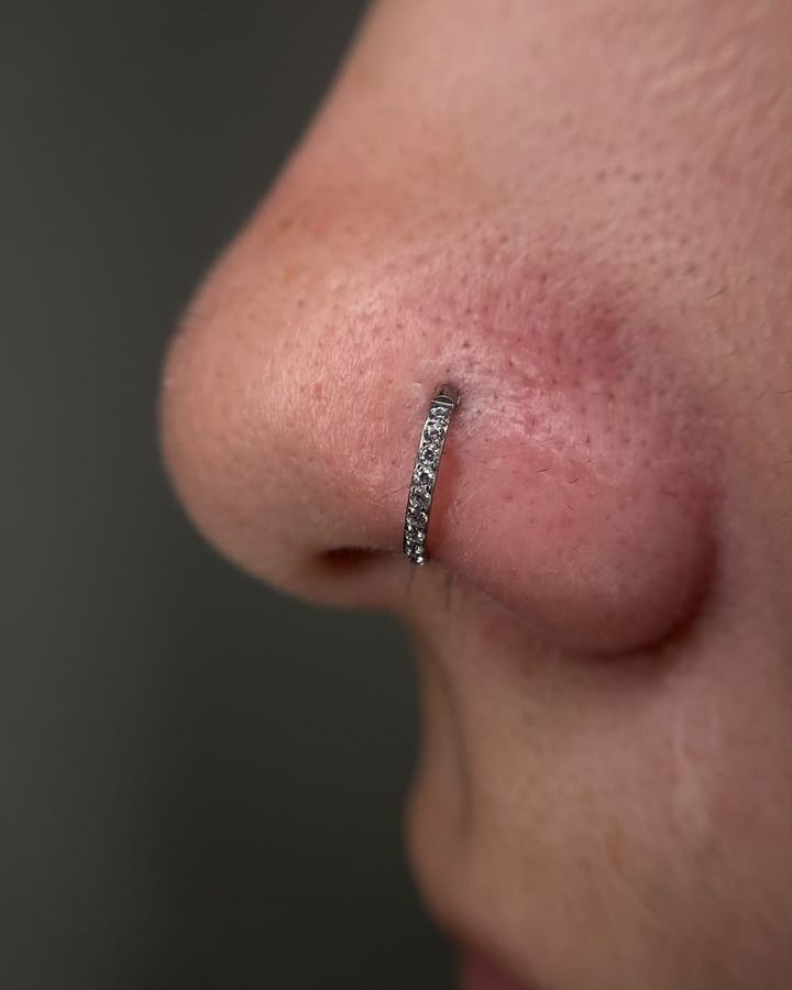 Piercing na narina com argola em titânio
