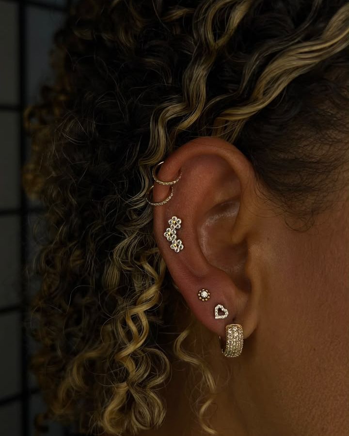 Piercing na orelha com joias delicadas