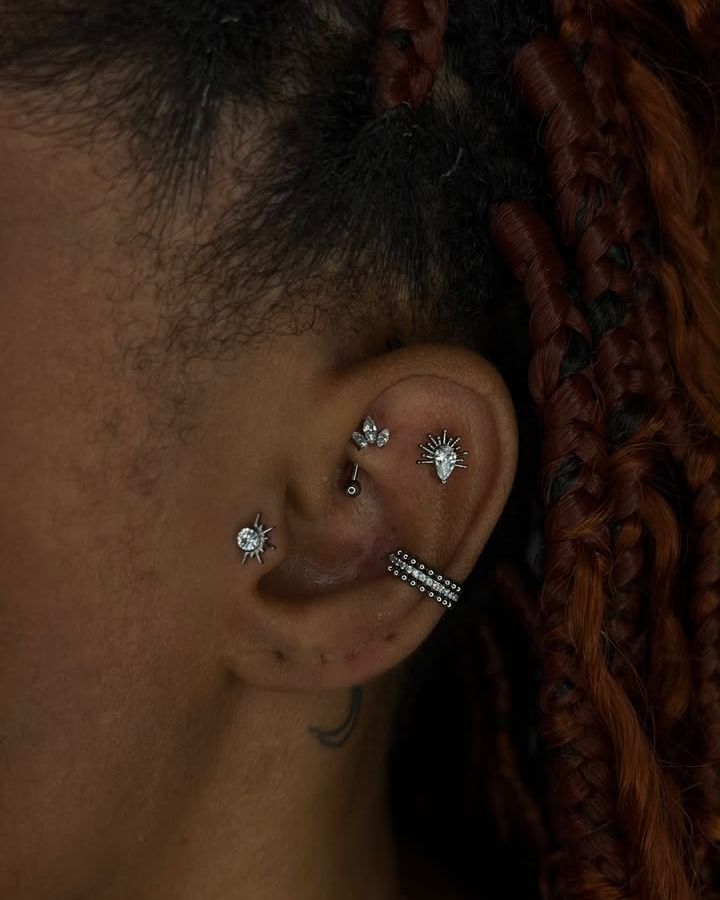 Piercing na orelha com joia cravejada