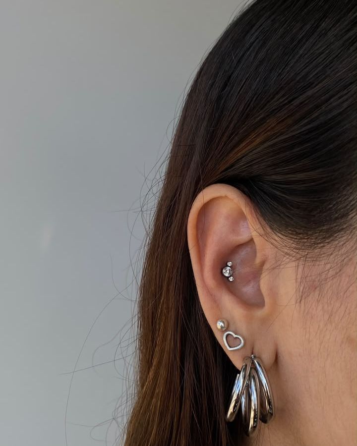 Piercing na orelha com joia em titânio