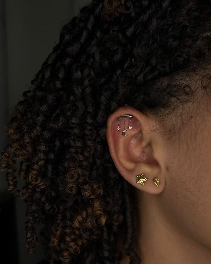 Piercing na orelha com joia em titânio