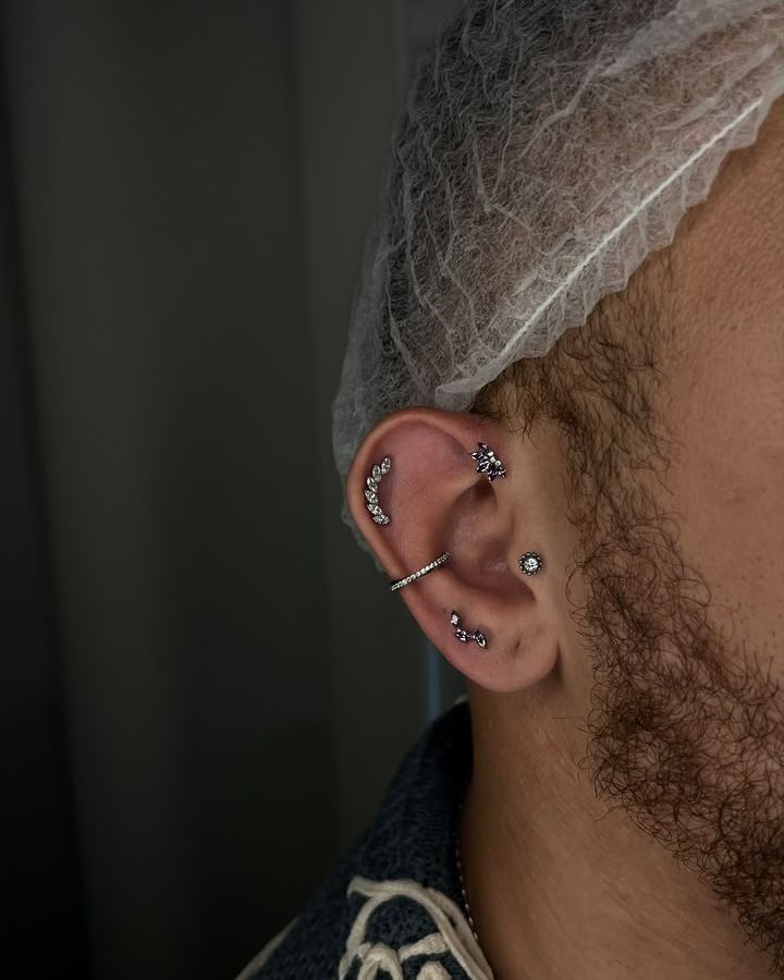 Piercing na orelha com joias em titânio