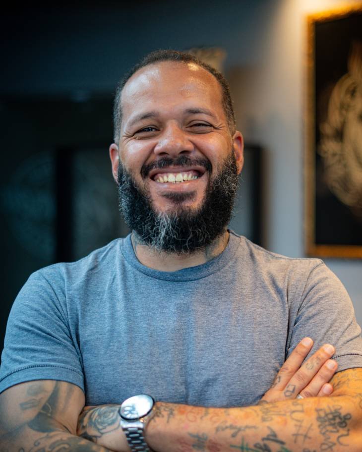 Marco Viana, tatuador do Studio Petersen